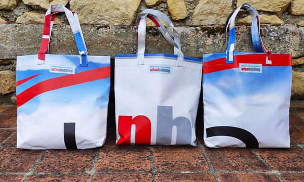 Viele Wien Holding Unternehmen setzen auf die Wiederverwertung vorhandener Materialien, so werden alte Planen zu trendigen Taschen verarbeitet.