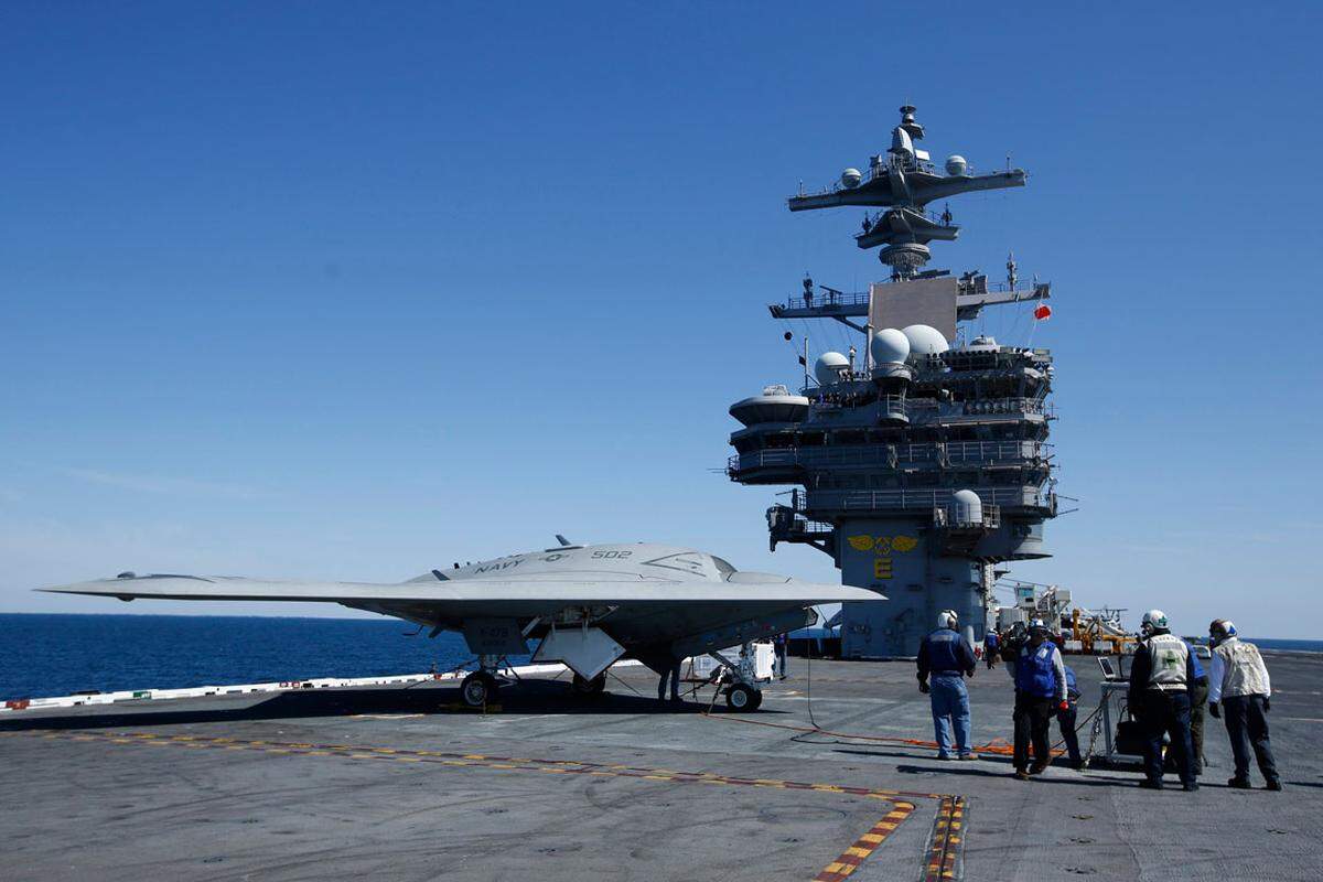 Die USA müssen somit für die X-47B nicht die Erlaubnis von Staaten zur Nutzung derer Landbasen einholen - ein Novum im Drohnenkrieg, das der USA auch im Pulverfass Westpazifik einen strategischen Vorteil verschaffen dürfte.