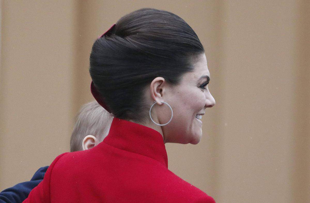 Noch einmal: apropos Sturmfrisur... Die Kronprinzessin lieferte mit ihrem eleganten Knoten wohl den Gewinner einer jeden "Die besten Hochsteckfrisuren der Royals 2017"-Bestenliste auf der ganzen Welt. (Auf der linken Seite der Frisur verbirgt sich übrigens ein vertikal angebrachtes rotes Mascherl. Kronprinzessin Victoria scheint das mit dem Weihnachtsmotto echt ernst zu nehmen. Vielleicht ist also auch ein Platz 1 auf den "Beste saisonale Outfits 2017"-Bestenlisten drinnen.)