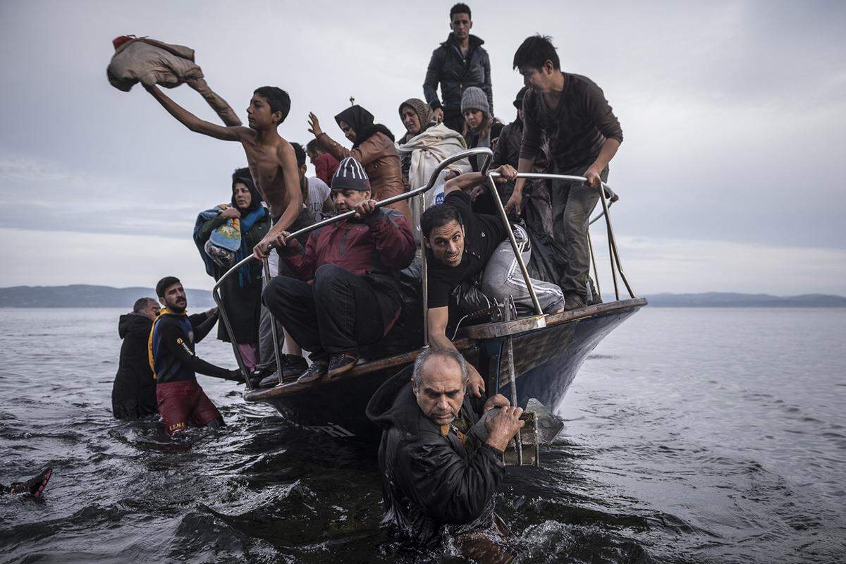 Sergey Ponomarev, Russia, 2015, veröffentlicht in: The New York Times Aus der Serie "Reporting Europe's Refugee Crisis": Flüchtlinge landen am 16. November auf Lesbos.