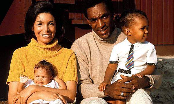 Cosbys Familie hält in diesen Tagen - zumindest öffentlich - zu ihm. Seine Frau Camille aus mehr als 50 Jahren Ehe bezeichnete Richter Steven O'Neill nach Prozessende als "offensichtlich arrogant", auch eine von Cosbys vier Töchtern hatte ihren Vater in Schutz genommen. Familienporträt, 1966.