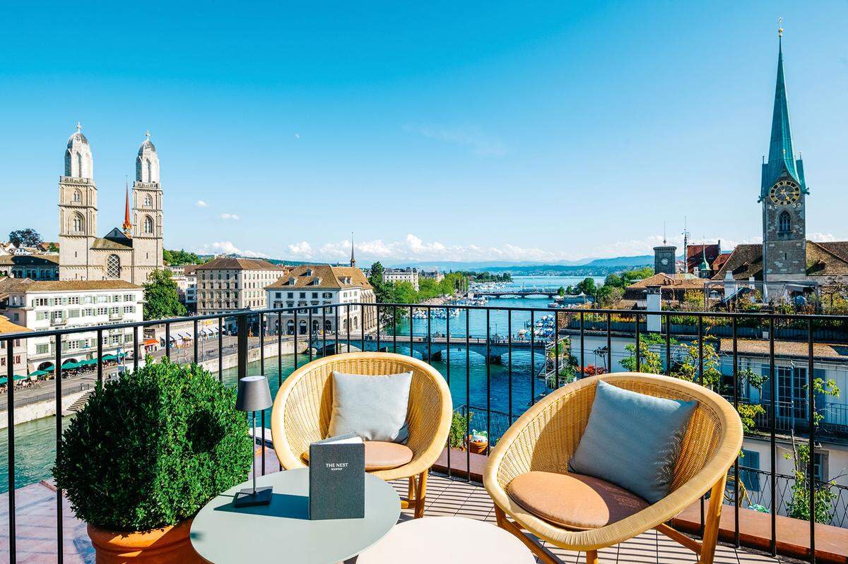 Von Mai bis Oktober ist die Dachterrasse des Hotels Storchen in Zürich einen spontanten Aufstieg wert. Passenderweise heißt die Bar hier The Nest.