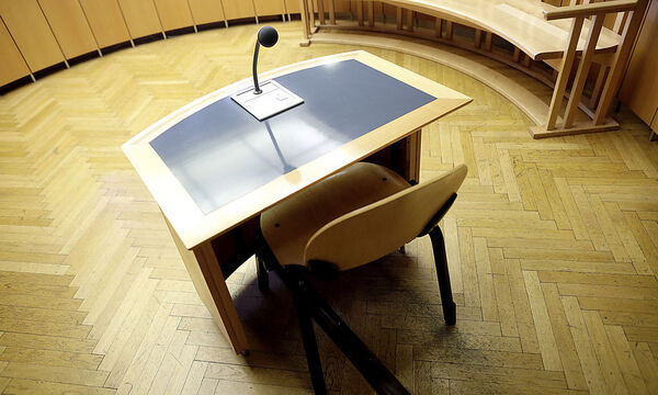 PROZESS GEGEN MOeGLICHERWEISE NOCH STRAFUNMUeNDIGE TASCHENDIEBIN