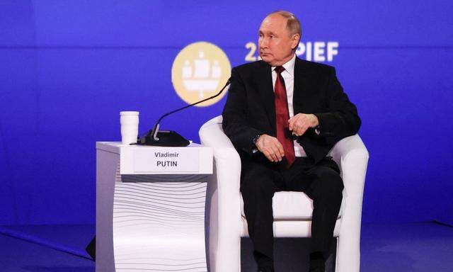 „Wir sind starke Menschen und können jede Aufgabe lösen, dafür spricht unsere tausendjährige Geschichte“, meint Putin.