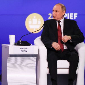 „Wir sind starke Menschen und können jede Aufgabe lösen, dafür spricht unsere tausendjährige Geschichte“, meint Putin.