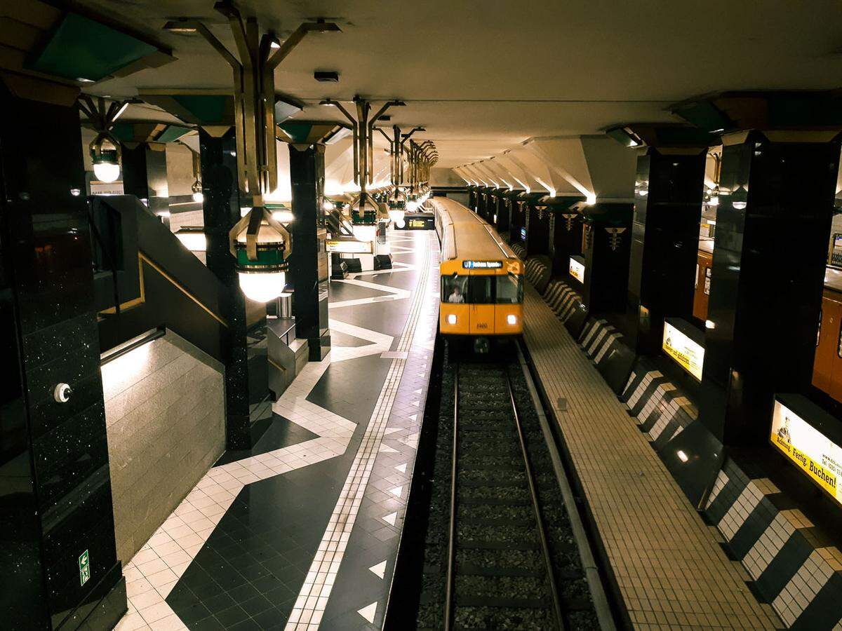 1902 eröffnete die Berliner U-Bahn als “Hoch- und Untergrundbahn” als erste U-Bahn in Deutschland. Markenzeichen sind die gelben Züge. Die Station Rathaus Spandau wurde vom Architekten Rainer G. Rümmler entworfen und 1984 eröffnet. Die 64 Lampen, die von der Decke hängen und die mit Granit verkleideten Säulen gehören zu den Highlights.