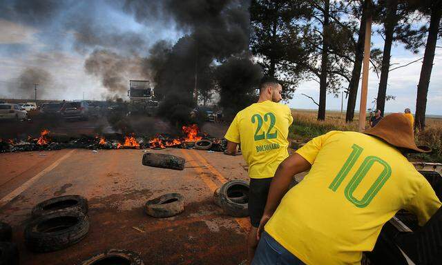 Bolsonaro-Anhänger am Montag bei der Blockade einer Straße in Planaltina.