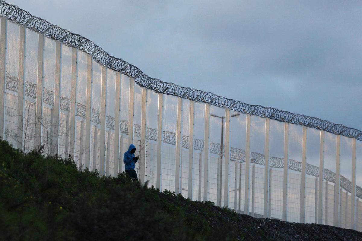 Frankreich und Großbritannien versuchen gemeinsam, in Calais die Flüchtlingsmassen in den Griff zu bekommen. Über den Tunneleingang versuchen Tausende nach Großbritannien zu gelangen. In der Folge wurden Zäune um das Gelände am Tunneleingang gebaut.