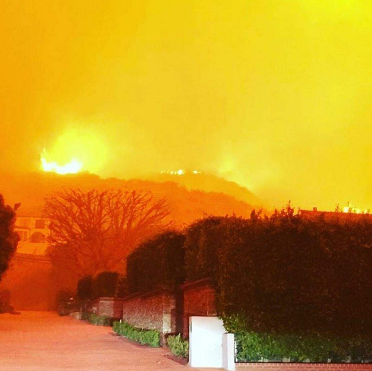 Auch Orlando Bloom ist von den Waldbränden in Kalifornien betroffen, er teilte dieses Bild: "Das ist meine Straße vor zwei Stunden. Ich bete für die Sicherheit meiner ganzen Malibu-Familie und bin dankbar für unsere tapferen Feuerwehrleute. Bitte bleibt in Sicherheit."