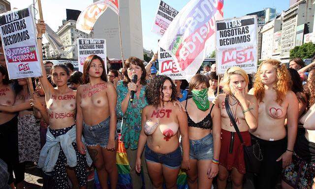 "Mein Körper, meine Entscheidung" war etwa auf einigen Oberkörpern der demonstrierenden Frauen in Buenos Aires zu lesen.