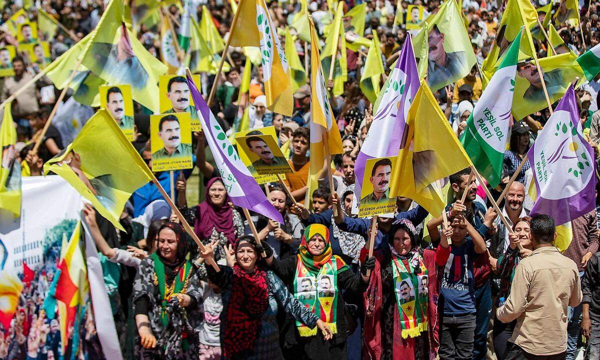 10. Mai. Tausende syrische Kurden protestieren in Qamischli im Nordosten Syriens gegen den türkischen Präsidenten Recep Tayyip Erdogan.