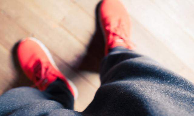 A high angle shot of a man in jogger pants with red shoes *** einer hohe Winkel erschossen des einer Mann