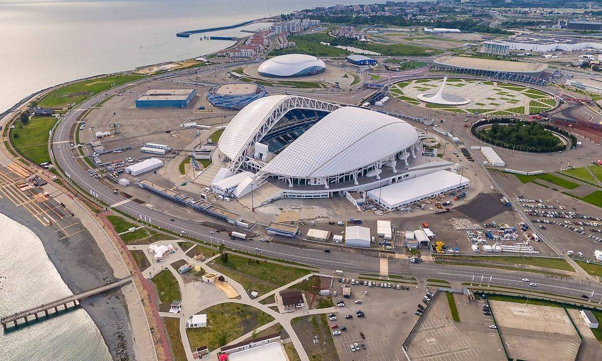 Vier Jahre zuvor fanden hier noch die Medaillenzeremonien der olympischen Winterspiele statt. Heuer ist das Olympiastadion Sotschi Austragungsort von sechs Fußball-WM-Spielen, darunter ein Viertelfinalspiel. Das Stadion Fisht, wie es auch genannt wird, bietet Platz für 48.000 Besucher. Die Arena selbst beheimatet keinen eigenen Klub, aber es soll von der russischen Nationalmannschaft genutzt werden. Die Stadt Sotschi liegt im Süden von Russland am Schwarzen Meer.