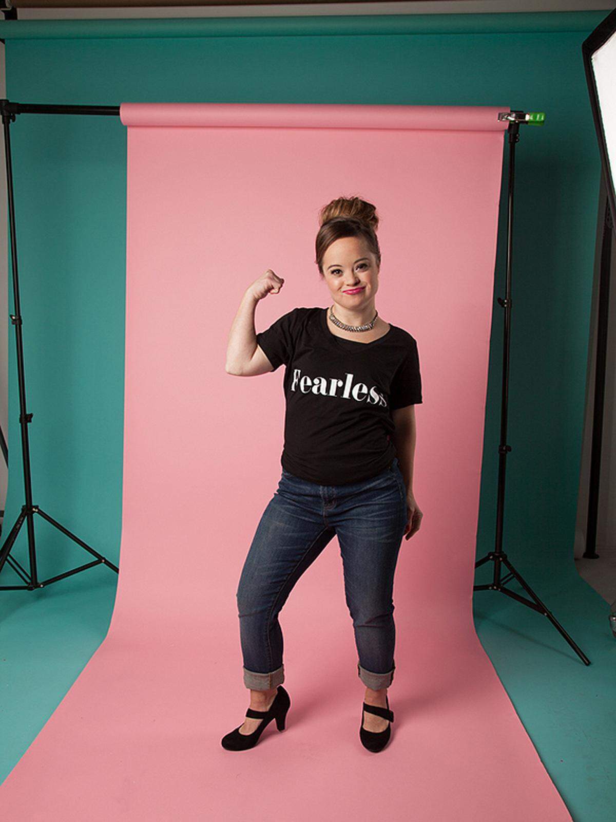 Katie Meade war das erste Model mit Down-Syndrom, das für ein Beautylabel Werbung machte. Die 32-jährige Amerikanerin stand für die Haarpflegekampagne von "Beauty & Pin-ups" vor der Kamera. CEO Kenny Kahn wollte Meade verpflichten, weil die neue Linie "Fearless" (zu Deutsch furchtlos) heißt - und Meade das perfekt verkörpere.