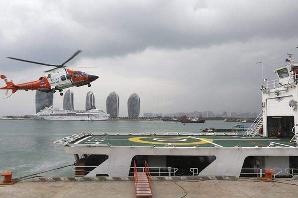 Chinas Regierung schickt indes eine Arbeitsgruppe nach Kuala Lumpur, um bei den Untersuchungen und der Betreuung von Angehörigen der Insassen zu helfen. 154 der 239 Passagiere waren Chinesen.  Im Bild: Ein Helikopter landet auf dem Rettungsschiff Haixun-31 der chinesischen Seerettung in Sanya.