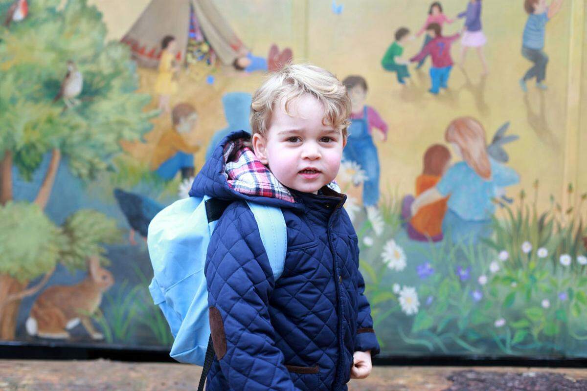 Im Jänner 2016 hatte George auch schon seinen ersten Tag im Kindergarten. Offizielle Fotos des Königshauses zeigten ihn, wie er mit einer dunkelblauen Steppjacke und einem hellblauen Rucksack den Westacre Montessori-Kindergarten im ostenglischen Norfolk besucht.  