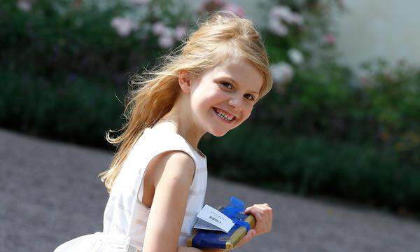 Hier stahlen die schwedischen Mini-Royals ihrer Mama die Show: Während Estelle am Victoriatag (14. Juli), dem Geburtstag der schwedischen Kronprinzessin Victoria, schon ganz Profi in die Kameras lachte und fleißig Geschenke für das Geburtstagskind entgegennahm ...