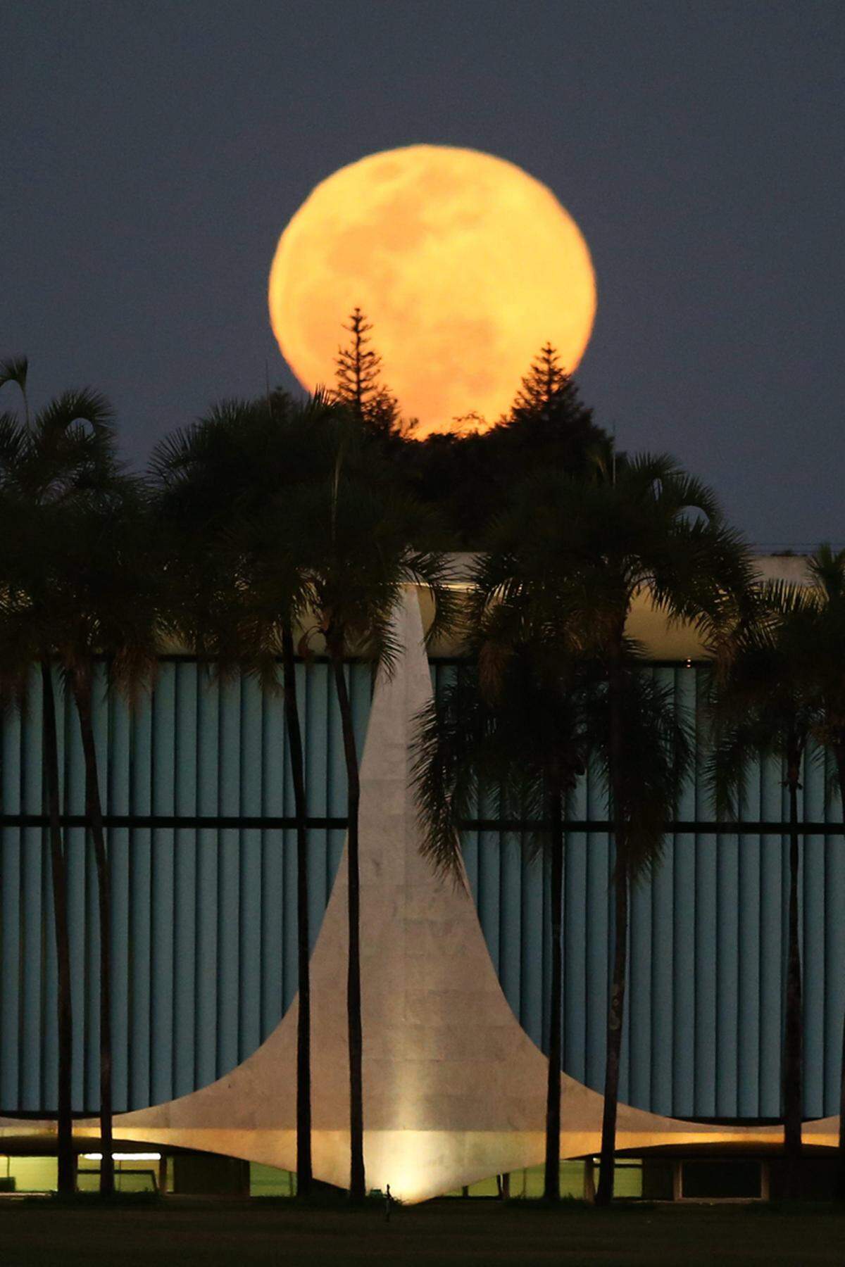 Der Vollmond erstrahlte auch in Brasilia vor dem Alvorada Palast.