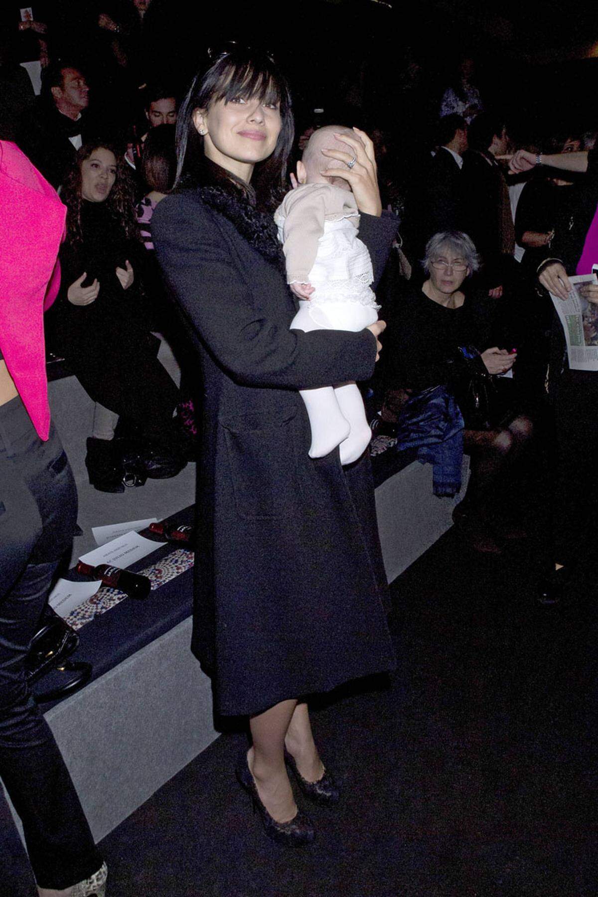 Ein Baby als neues "It"-Accessoire? Erst sechs Monate alt war Carmen, die Tochter von Alec Baldwin, als sie in Madrid eine Modenschau besuchte.