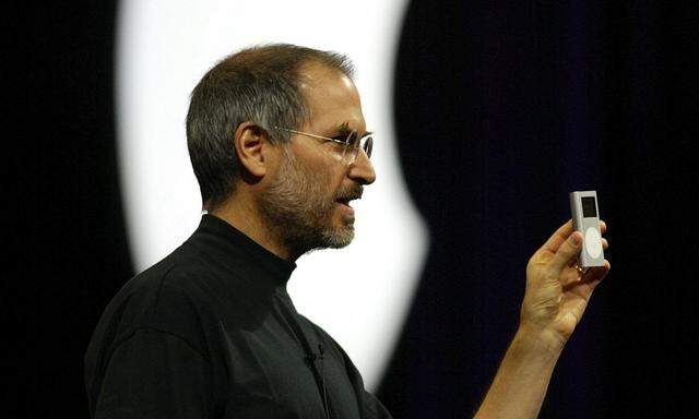 Steve Jobs bei der Präsentation des "iPod Mini" 2004