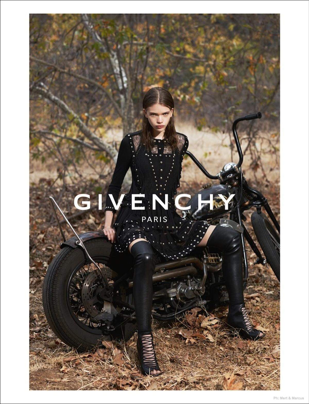 Zweimal lief sie exklusiv für Givenchy über den Catwalk, außerdem ist die Österreicherin in der neuesten Kampagne des französischen Modehauses zu sehen.
