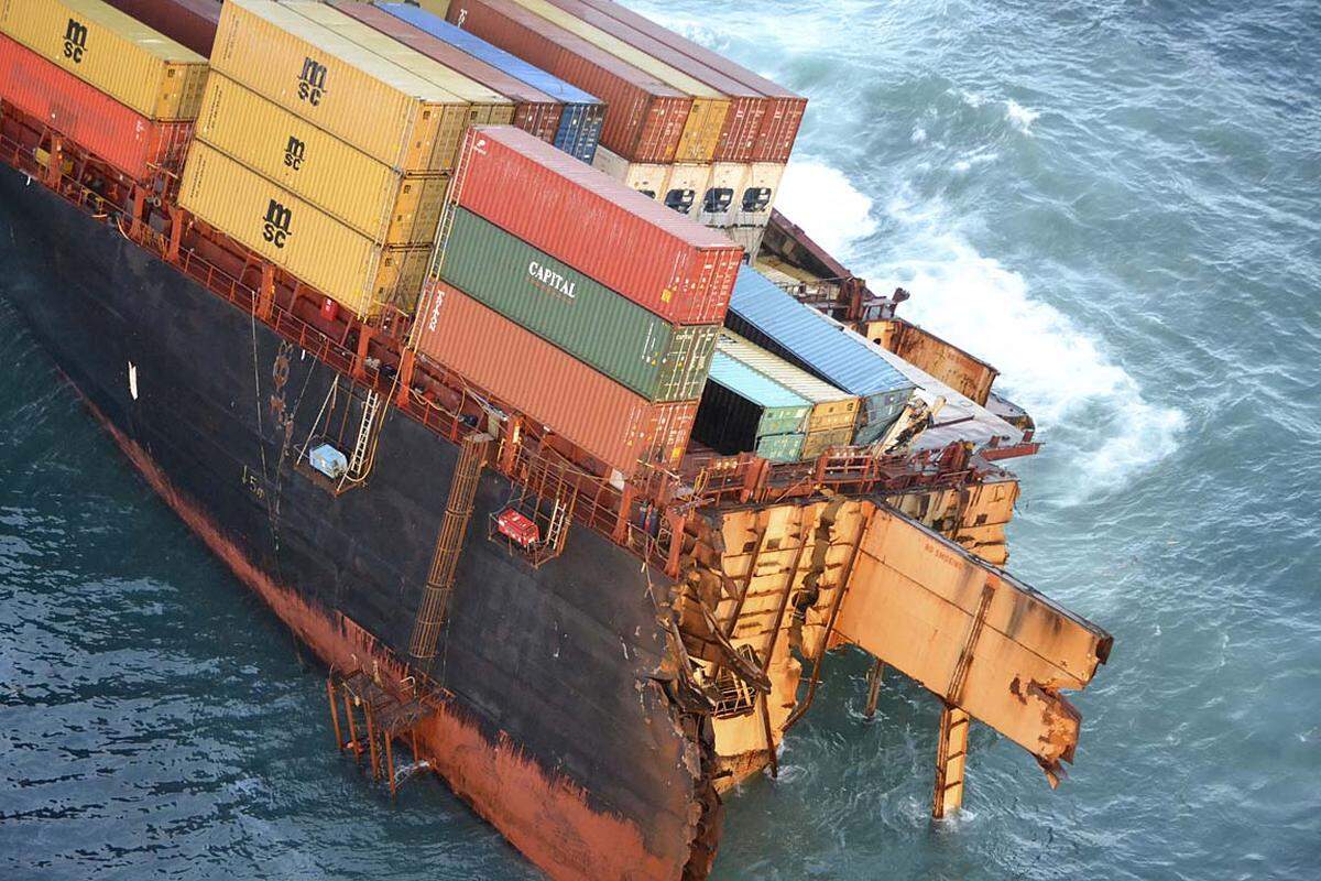 Am Sonntag ist das Schiff dann in zwei Teile zerbrochen.