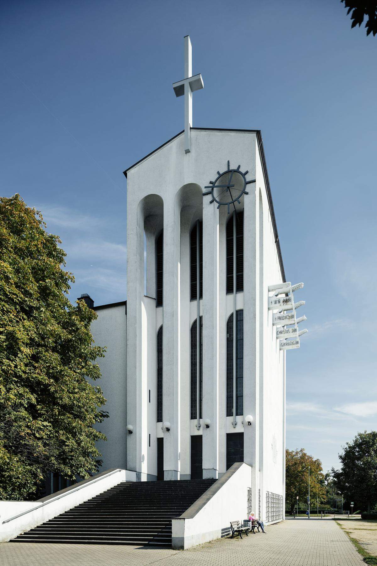 Die Heilig-Kreiz-Kirche ist eine katholische Kirche im Frankfurter Stadtteil Bornheim und wurde 1928 bis 19919 vom Kirchenbaumeiter Martin Weber entworfen.