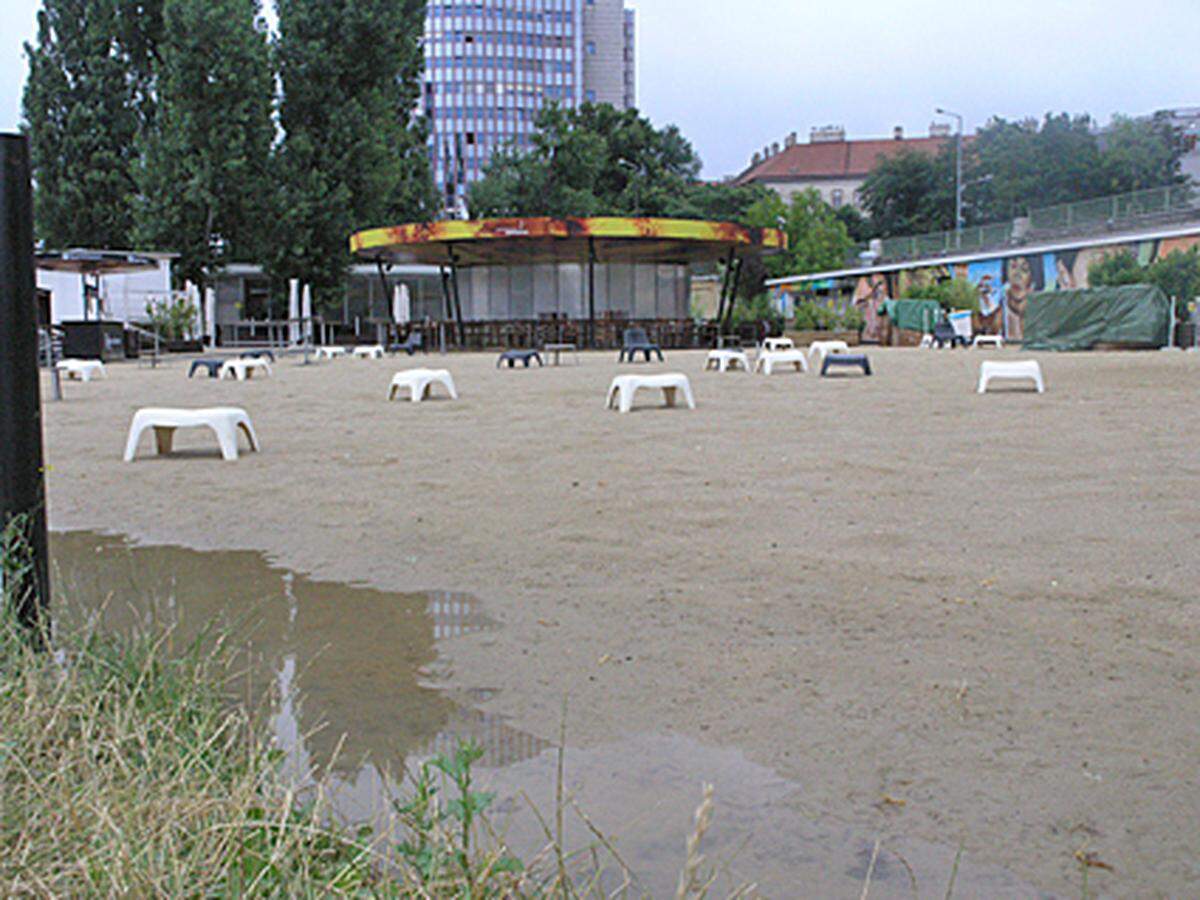 Die Strandbar Hermann zeigt sich ziemlich verlassen und feucht. Eine Überflutung des beliebten Sommerstrandes...