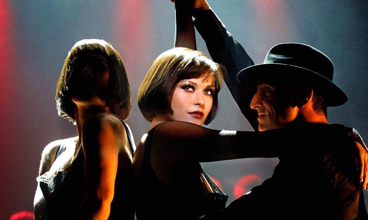 Ebenfalls sangesfreudig ist "Chicago" von 2002 mit Catherine Zeta-Jones, Renée Zellweger und Richard Gere besetzt, die alle Lieder selbst trällerten. Zum großen Abräumer wurde die Musical-Verfilmung nicht: 13 Nominierungen, sechs Oscars, darunter Bester Film und Zeta-Jones als Beste Nebendarstellerin.