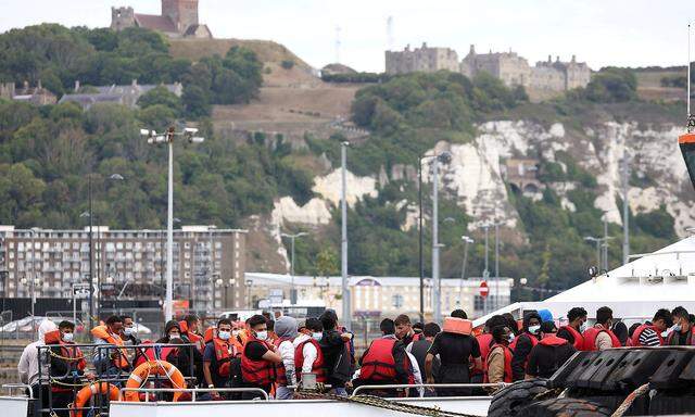 Migranten erreichen nach einer Überfahrt des Ärmelkanals Dover in Großbritannien.