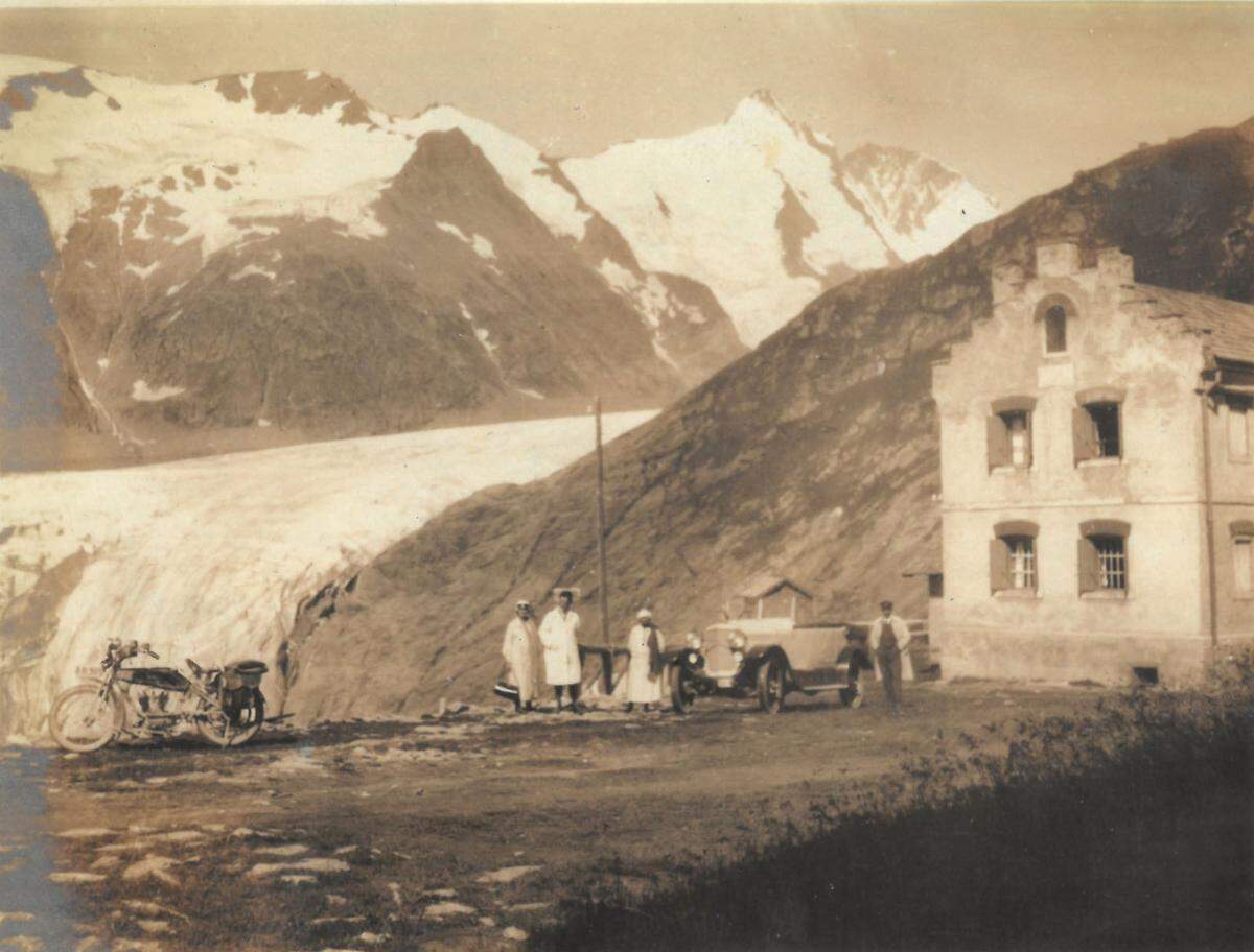 Am 21. Juli begegnen wir den Abenteurern auf der alten Glocknerstraße beim Glocknerhaus. Im Hintergrund sieht man den Gletscher des Großglockners.