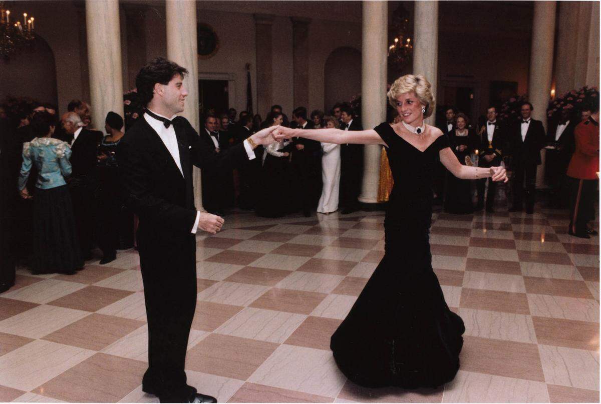 Immerhin trug es Diana bei einem Staatsdinner im Weißen Haus 1985, bei dem sie mit John Travolta tanzte.