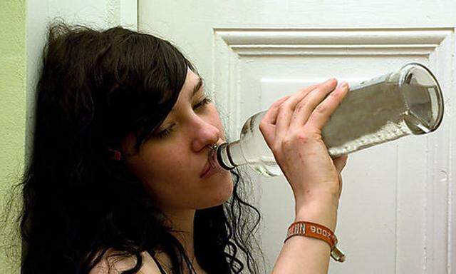 Symbolfoto: Junge Frau mit Alkohol