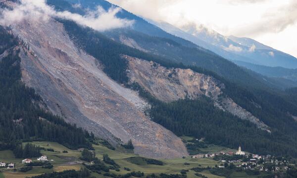Die Steinmassen kommen knapp vor dem alten Schulhaus zum erliegen.