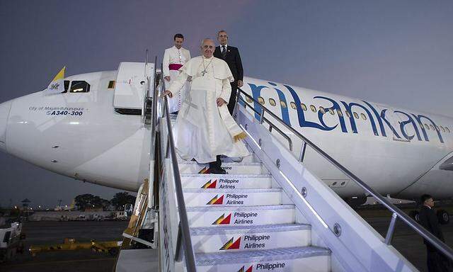 Papst Franziskus erreicht die Philippinen. Seine Kopfbedeckung hat sich zu diesem Zeitpunkt bereits verabschiedet.