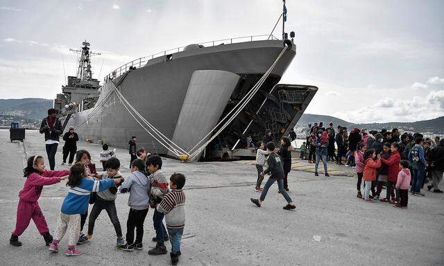 Auf dem Marineschiff auf Lesbos sind zahlreiche Migranten und Flüchtlinge untergebracht - unter fraglichen Bedingungen.
