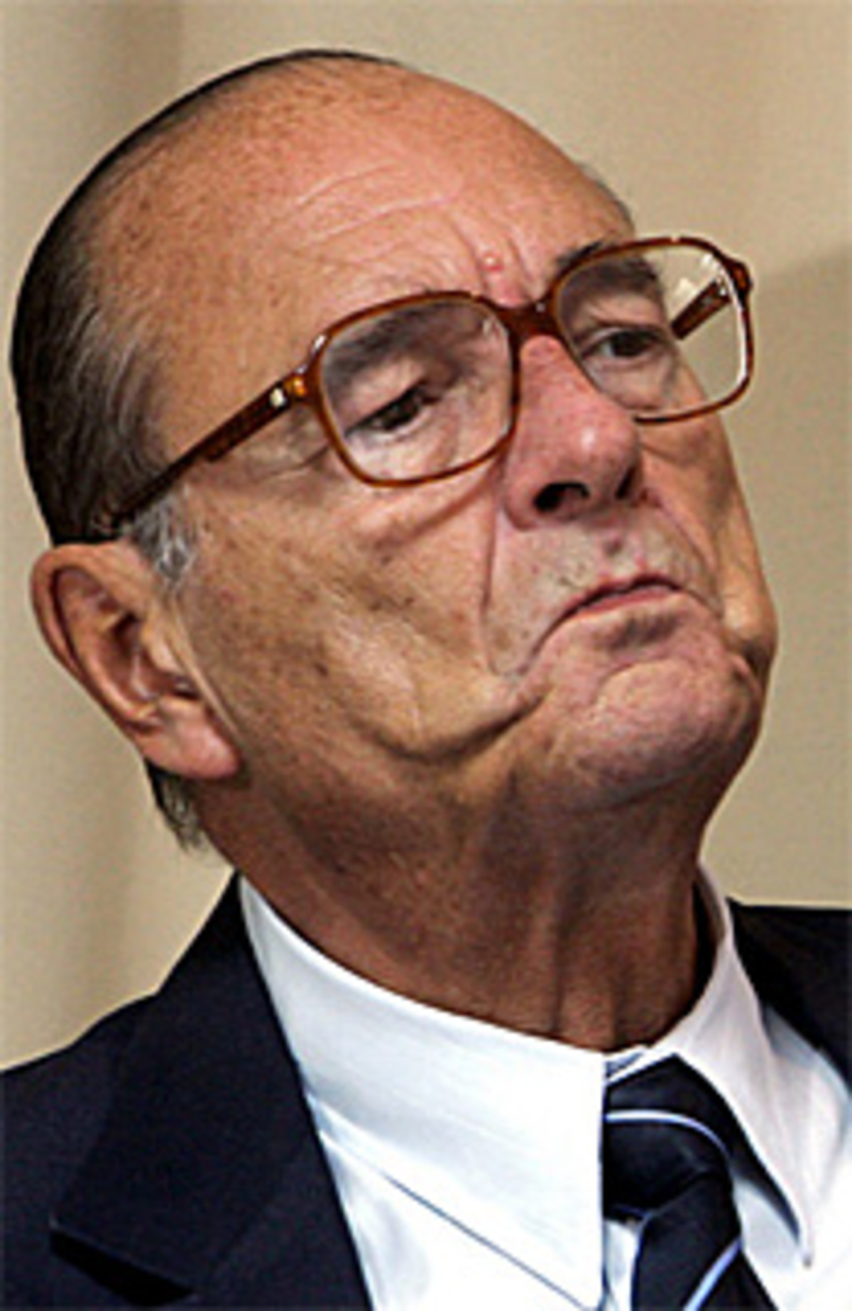 Im Herbst legen wochenlange Vorstadtkrawalle Frankreichs soziale Probleme bloß. Chirac tritt in dieser schwersten Krise seiner Amtszeit kaum öffentlich in Erscheinung.