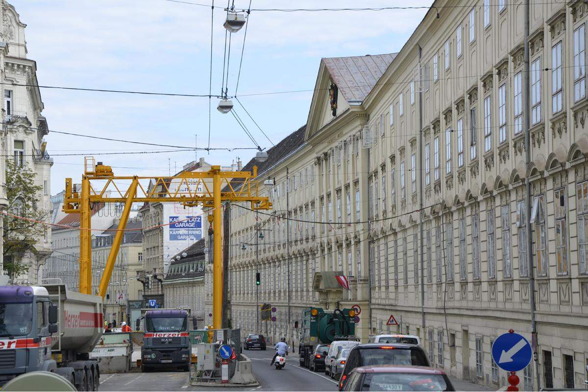 Auf der Favoritenstraße wird das Ausmaß der unterirdischen Bauarbeiten auch an der Oberfläche sichtbar. Hier befindet sich eine der Baugruben, durch die die Baustelle versorgt wird. Der schnellste Weg von der Station "Taubstummengasse" zum Südtirolerplatz ist übrigens ebenfalls der Fußweg.