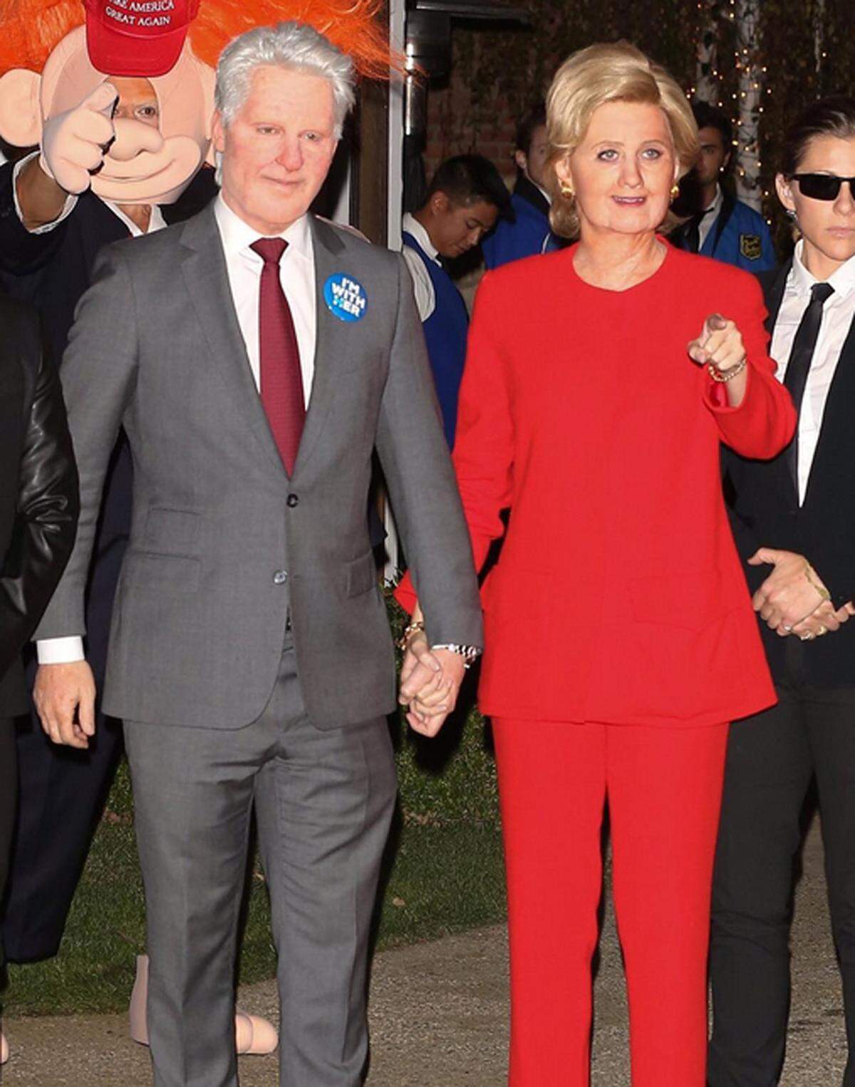 Sängerin Katy Perry unterstützt Hillary Clinton auch mit ihrem Halloween-Kostüm. Fazit: Trotz Gesichtsprothesen und Make-up hat sie mehr Ähnlichkeit mit Martha Stewart als mit der Politikerin.