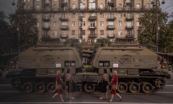 Zerstörte russische Militärpanzer in Kiew