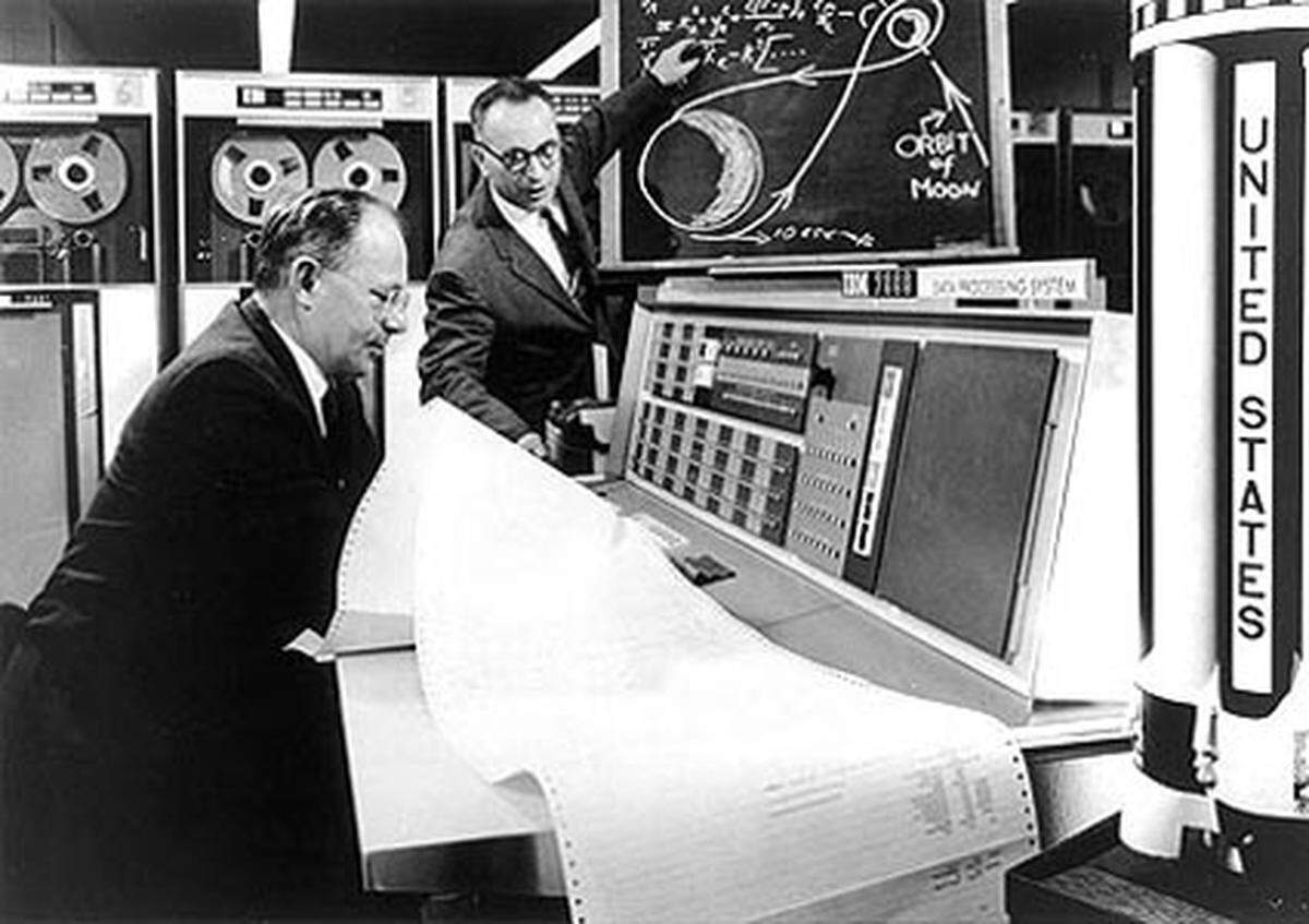 Bevor Neil Armstrong und Buzz Aldrin den Mond betraten, wurde der Flug minutiös simuliert und tausende Male durchgerechnet. Dabei kam das Transistorsystem IBM 7090 zum Einsatz. Es konnte 229.000 Berechnungen pro Sekunde durchführen.