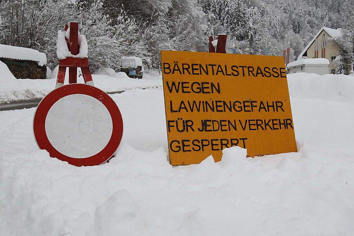 Die Einsatzkräfte in Kärnten haben in der Nacht auf Freitag wegen heftiger Schneefälle alle Hände voll zu tun gehabt. Freitag früh waren erneut rund 4000 Haushalte ohne Stromversorgung, umgestürzte Bäume blockierten Straßen.