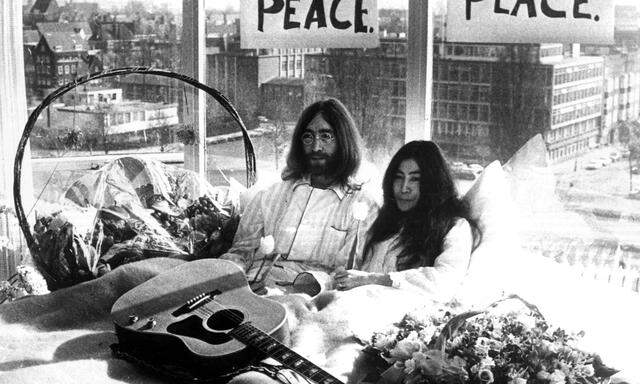 „Give Peace a Chance“ nahmen John Lennon und Yoko Ono am 1. Juni 1969 bei einem „Bed-in“ im Queen Elizabeth Hotel in Montreal auf. Schon im März hielten sie im Amsterdam Hilton Hotel ein einwöchiges „Bed-in for Peace“ ab. Mit Blumen, Slogans und Gitarre.