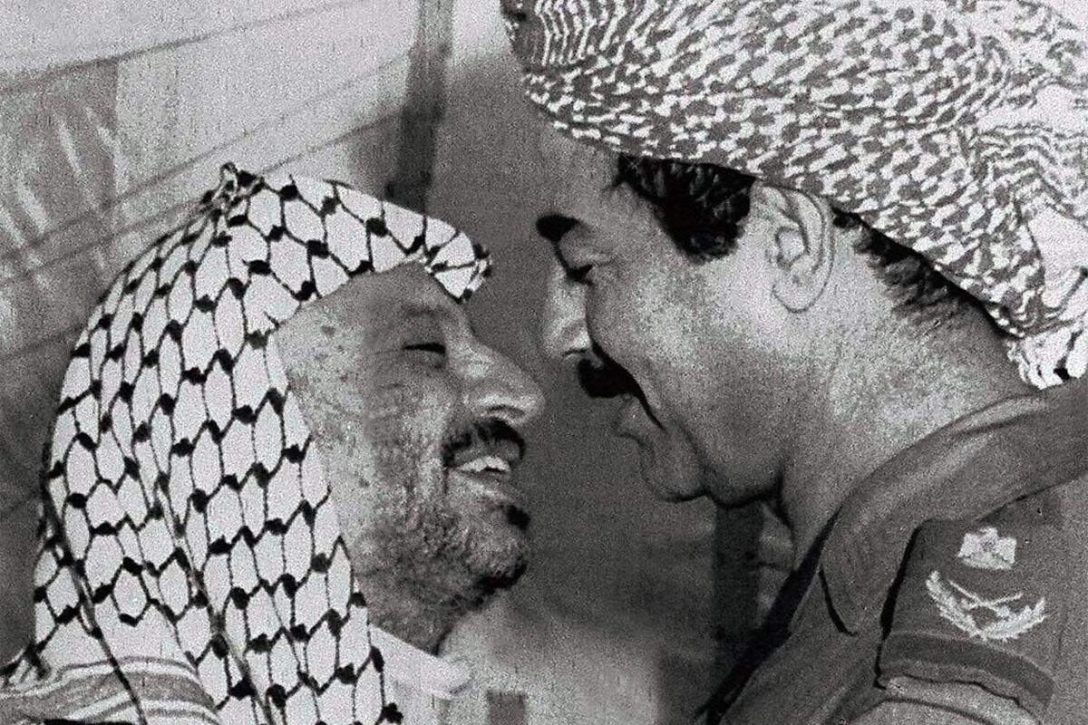 Frieden ist jedoch nicht in Sicht, ebendsowenig militärische Erfolge - Arafat muss 1982 herbe Niederlagen einstecken: Während des Libanonfeldzug Israels vermag Arafat zwar den gezielten "Liquidierungsversuchen" des damaligen Verteidigungsministers Ariel Scharon zu entgehen, abgesehen davon jedoch war 1982 ein Rückschlag auf ganzer Linie: Nach zweimonatiger Belagerung der libanesischen Hauptstadt Beirut zwang die israelische Armee Arafat und seine Kämpfer zum Abzug aus der Stadt.Im Bild: Arafat mit Saddam Hussein.