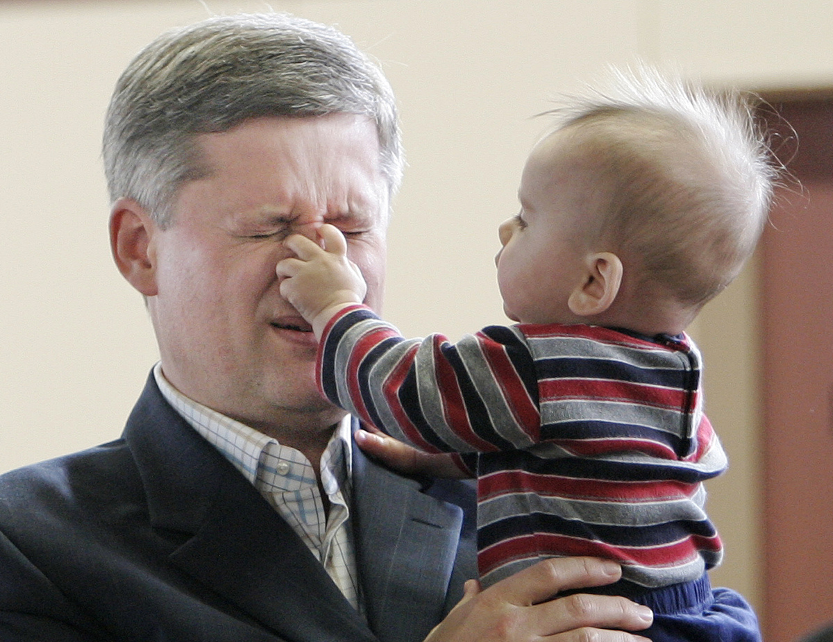 Manchmal üben dafür sogar die Kleinsten aktiv Rache dafür, dass sie als Image-Politur missbraucht werden.  Im Bild: Kanadas Premier Stephen Harper. 