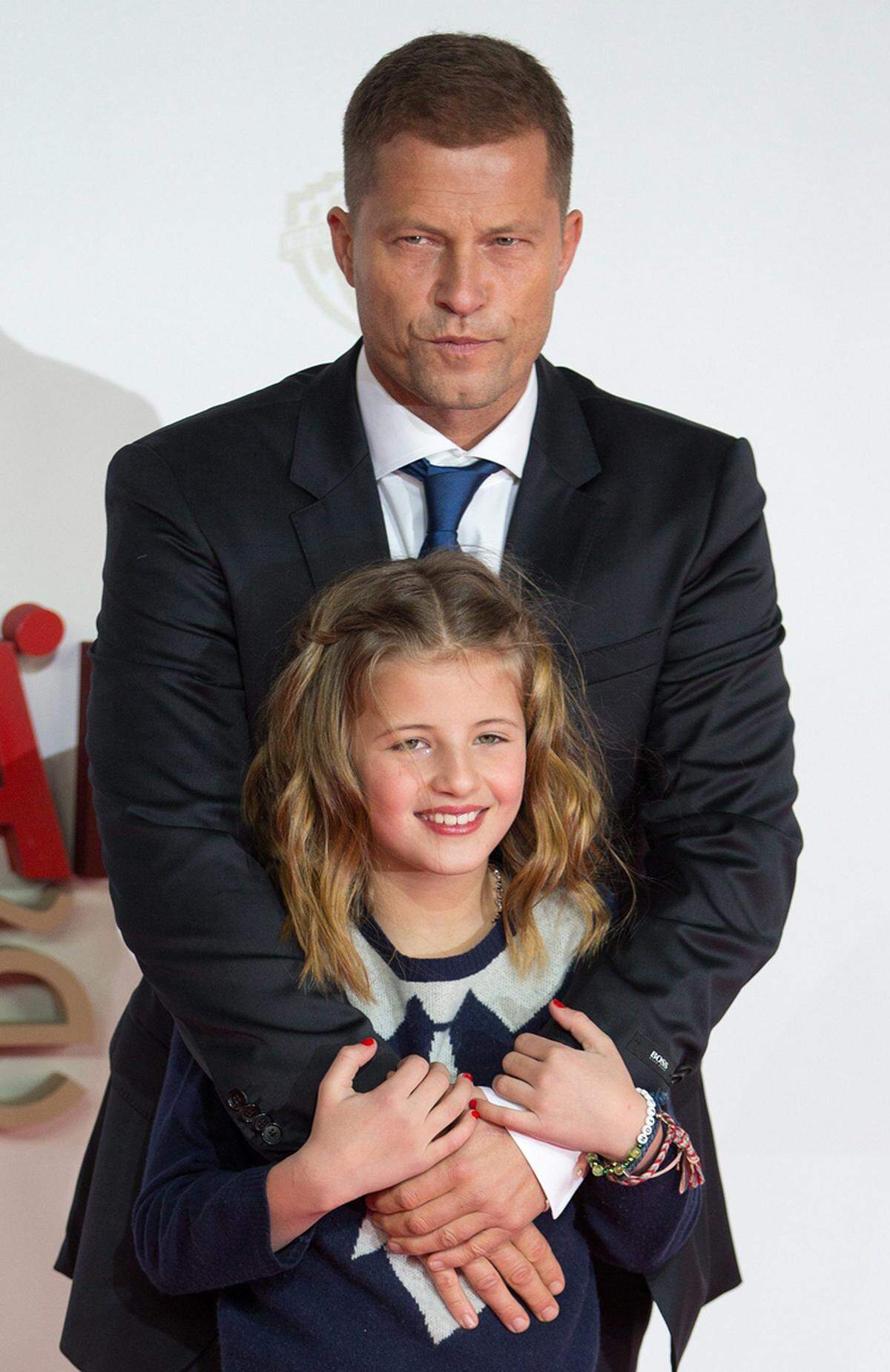 Ebenfalls unter die Schauspieler geht die zehnjährige Emma Schweiger, Tochter von Till Schweiger. Nach "Keinohrhasen", "Zweiohrküken" und "Kokowääh 1 +2" ist sie schon fast ein alter Hase im Filmgeschäft.