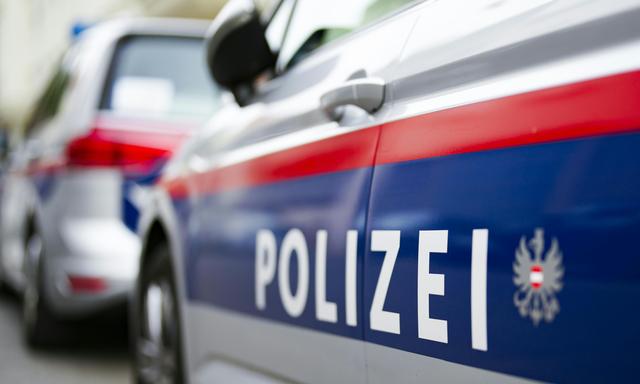 Mit dem Bargeld in einer schwarzen Tasche ergriff der Kriminelle die Flucht, berichtete die Polizei.