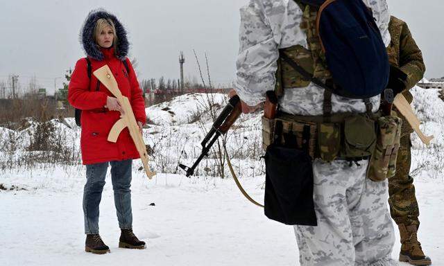 Grundausbildung am Holzgewehr für Zivilisten durch Kämpfer einer patriotischen Miliz in einem Fabriksgelände in Kiew.