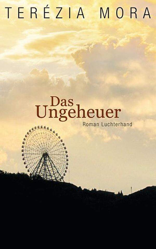 Einen Selbstmord, den seiner Frau, hat auch der Protagonist in Moras „Das Ungeheuer“ zu bewältigen. Darius Kopp hat bereits seine Arbeit verloren, ist nach diesem Tod erst recht im freien Fall. Auf einer Reise nach Ungarn und noch viel weiter weg liest er das Tagebuch der Toten. Kunstvoll führt der fragmentierte Text zurück ins Leben.