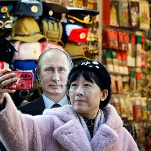 Eine chinesische Touristin auf der Moskauer Souvenirmeile Arbat. 